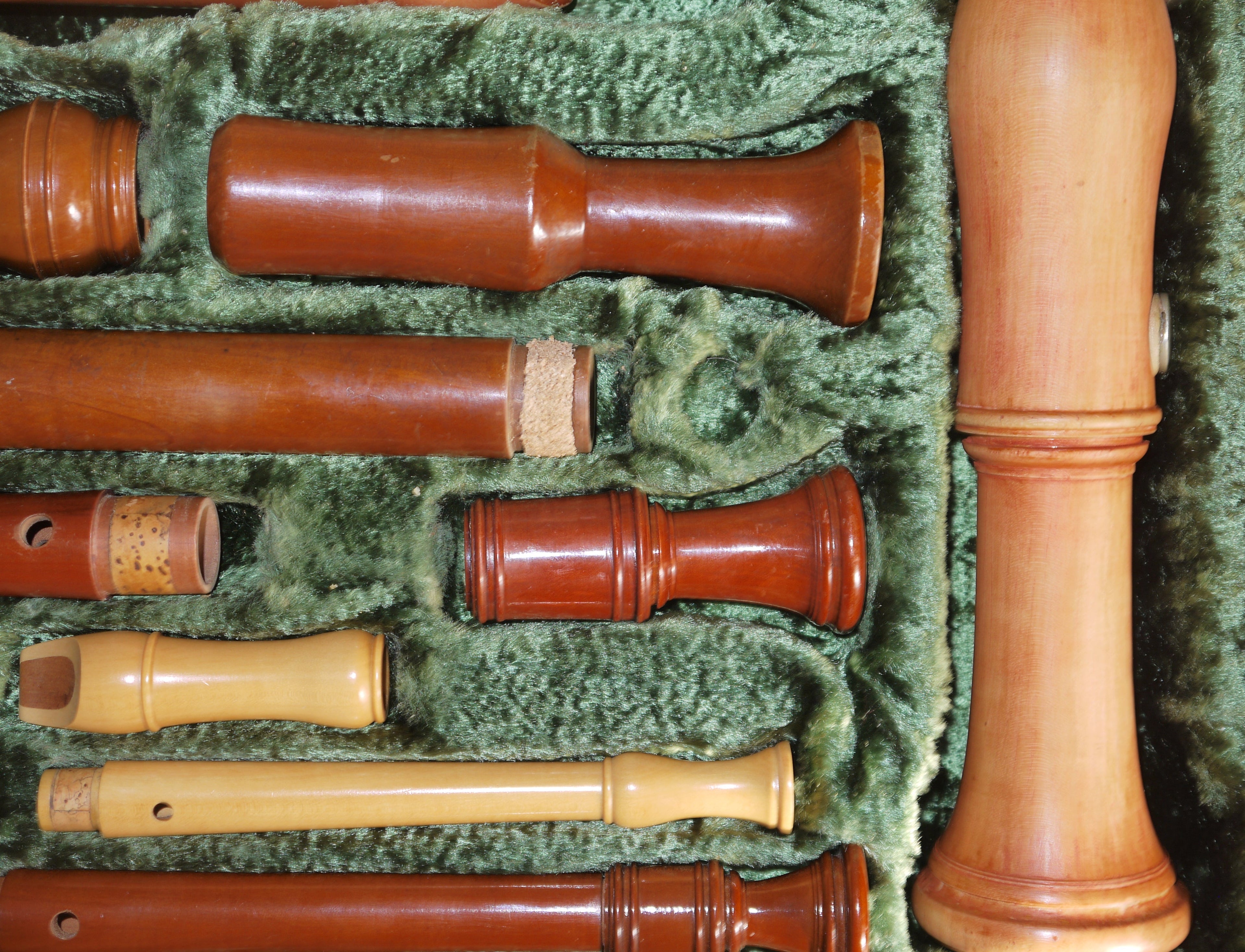 Large Recorder Case – Sopranino in F by Mollenhauer and Soprano in C, Alto in F, Tenor in C, Bass in F by Heinrichs, Model “Meister”